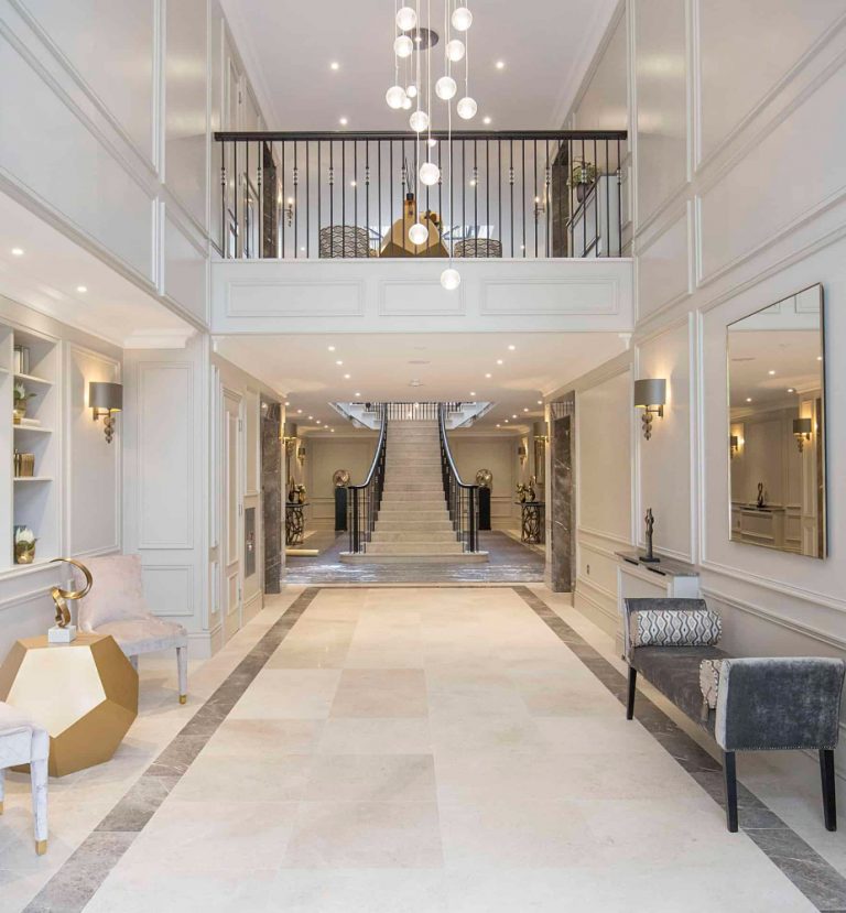 DINING ROOM IN AN EXCLUSIVE LUXURIOUS AMBIANCE